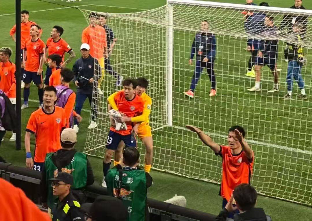 精彩足球对决引发球迷狂热，难以忽视