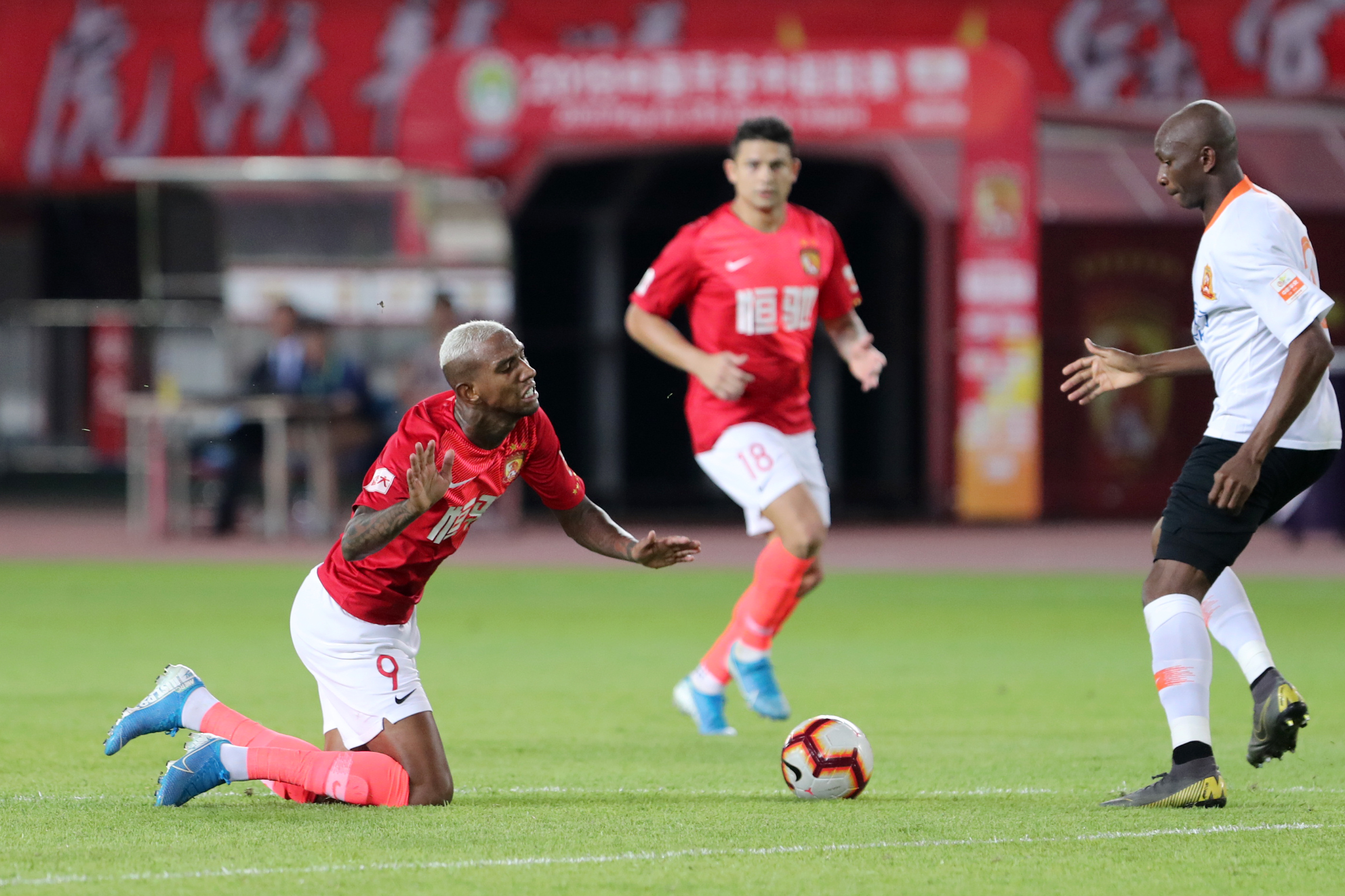 恒大主场大胜亚泰：实力碾压对手，领跑积分榜